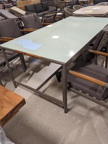 Buitentafel glas NIEUW!  beschikbaar voor biedingen