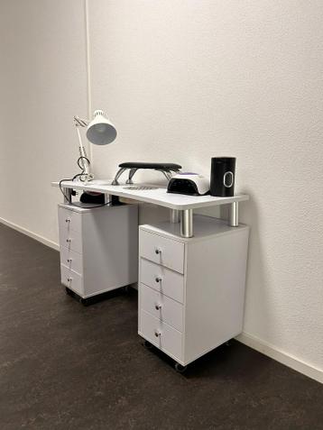 Witte nageltafel met stoel en nagelproducten. - afbeelding 5