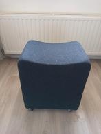 Zwarte wollen poef met wielen - Nieuwstaat, Huis en Inrichting, Banken | Voetenbanken en Poefen, Ophalen, Nieuw, Stof, Modern