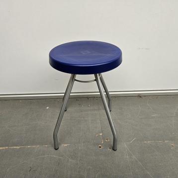 Stevige metalen kruk - blauw kunststof zitting - 45 cm hoog beschikbaar voor biedingen