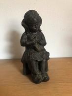 Beeld van Geert Kunen.    Breiend meisje.  25 cm hoog, Antiek en Kunst, Kunst | Beelden en Houtsnijwerken, Ophalen of Verzenden
