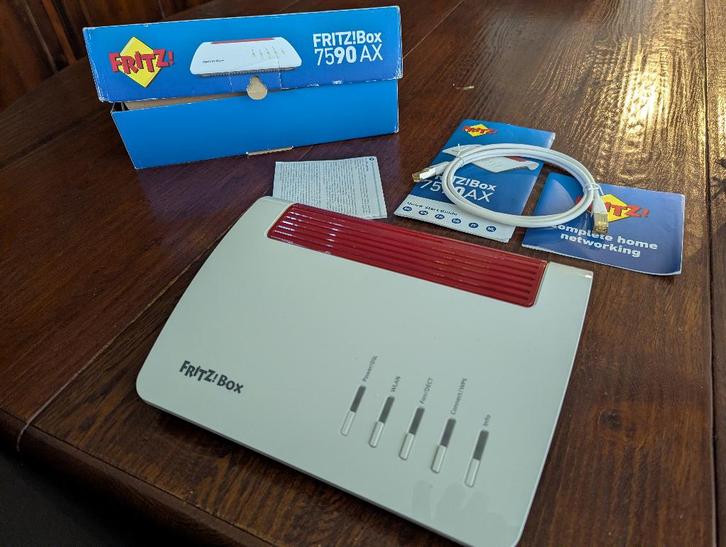 FRITZ!Box 7590 AX v2 Router – WiFi 6, Glasvezel & Mesh, Computers en Software, Routers en Modems, Zo goed als nieuw, Router met modem