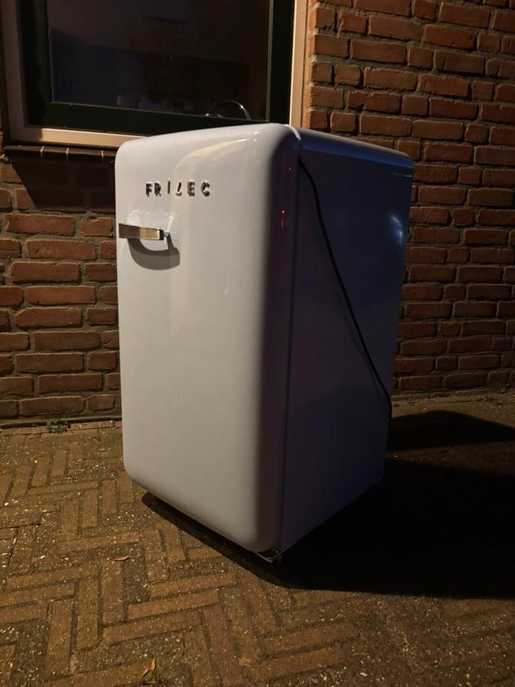 Frilec BERLIN - Retro Kastmodel koelkast - Blauw, Witgoed en Apparatuur, Koelkasten en IJskasten, Zo goed als nieuw, Met vriesvak
