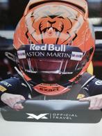 OFFICIEEL MAX VERSTAPPEN TRAVEL BLIK  MOOIE STAAT 27X24X10CM, Verzamelen, Ophalen of Verzenden, Zo goed als nieuw, Formule 1