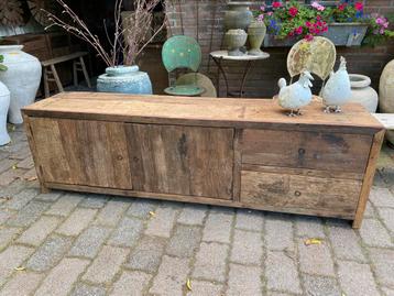 Stoer dressoir van Old Wood beschikbaar voor biedingen