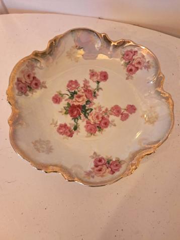 Vintage decoratieve schaal met rozen beschikbaar voor biedingen