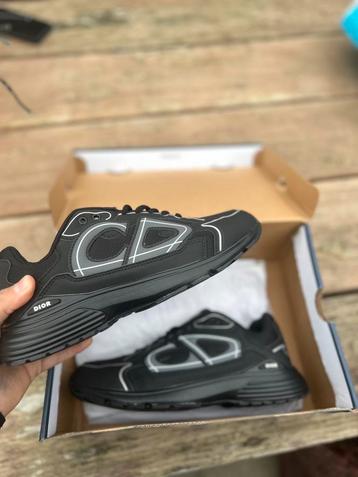 Dior b30 zwart beschikbaar voor biedingen