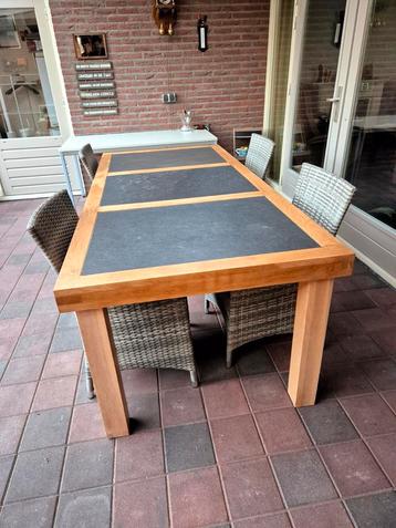 Mooie grote eettafel 220 x 100 beschikbaar voor biedingen