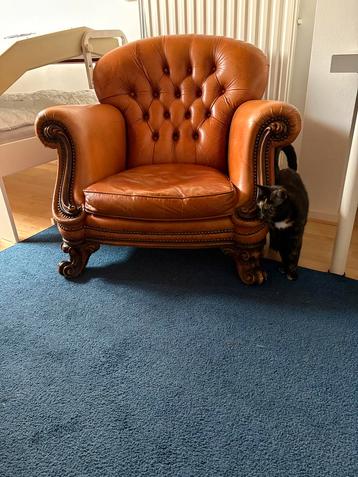 Antieke leren fauteuil beschikbaar voor biedingen