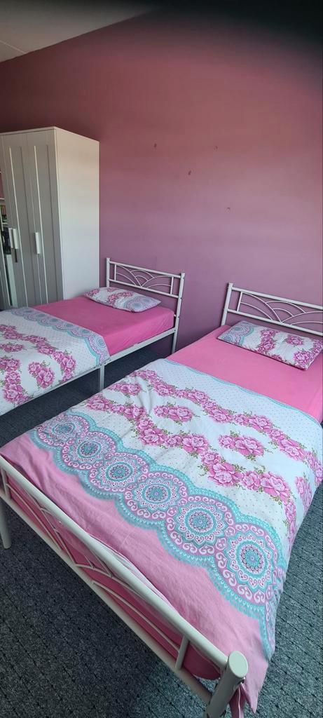 Eenpersoons metalen bed, Huis en Inrichting, Slaapkamer | Complete slaapkamers, Eenpersoons, Ophalen