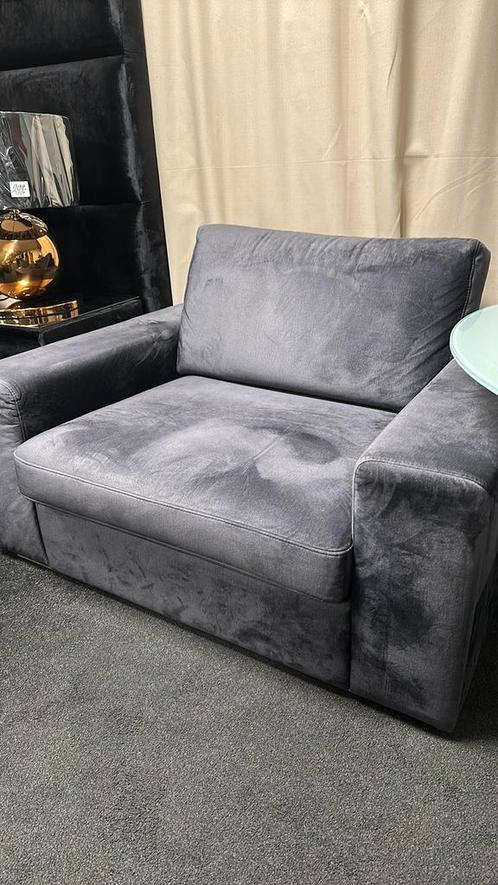 50% Korting! Grijs Velvet stof Fauteuil Loveseat Nijmegen, Huis en Inrichting, Fauteuils, Nieuw, Stof, Ophalen