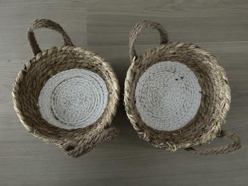 Twee kleine gevlochten mandjes met witte bodem beschikbaar voor biedingen