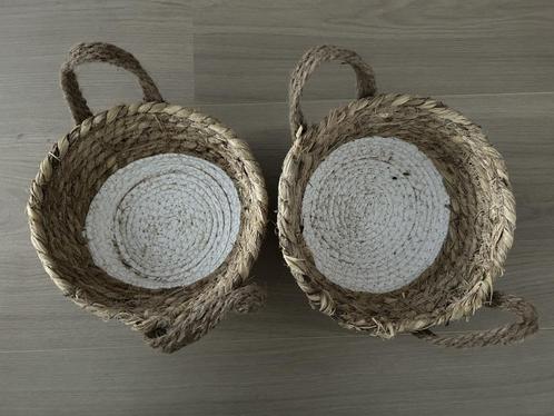 Twee kleine gevlochten mandjes met witte bodem, Huis en Inrichting, Woonaccessoires | Schalen en Manden, Mand, Rond, Ophalen of Verzenden
