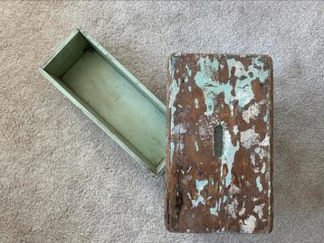 Brocante groen rechthoekige houten bak beschikbaar voor biedingen