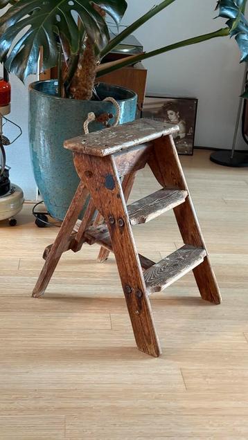 Vintage houten keukentrapje beschikbaar voor biedingen