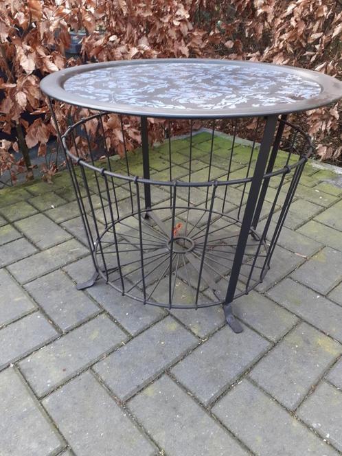Metalen Mand, zwart., Huis en Inrichting, Woonaccessoires | Schalen en Manden, Zo goed als nieuw, Mand, Rond, Overige materialen