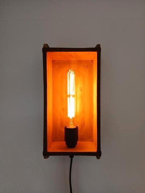 Landelijk wandlampje van steenmal, Huis en Inrichting, Lampen | Wandlampen, Nieuw, Hout, Ophalen of Verzenden