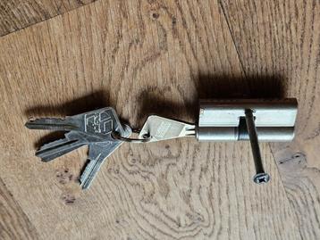 Cilinderslot 6 cm met 4 sleutels  beschikbaar voor biedingen