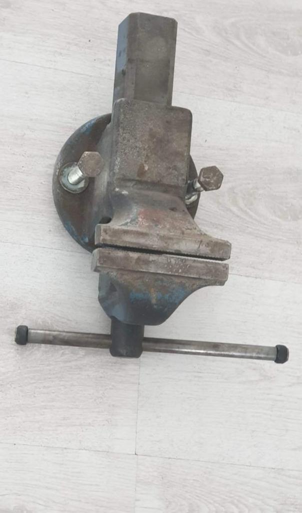 Aangeboden bankschroef, Antiek en Kunst, Antiek | Gereedschap en Instrumenten, Ophalen of Verzenden