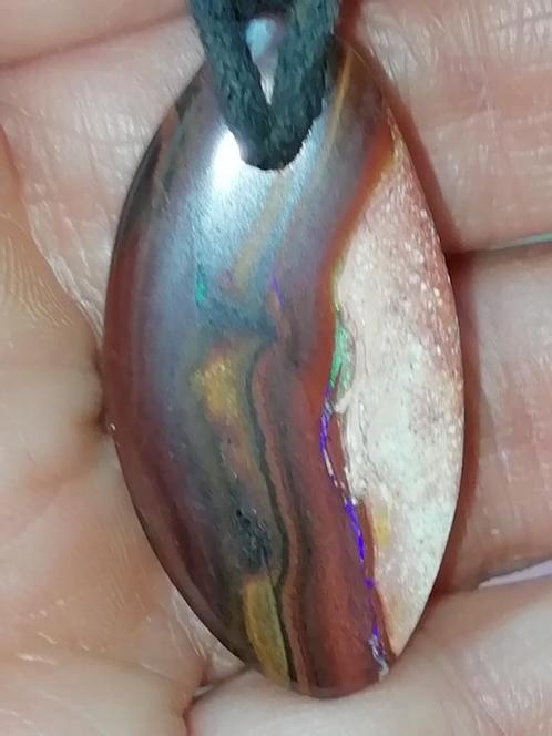 Boulder opaal hanger met koord, Sieraden, Tassen en Uiterlijk, Edelstenen, Zo goed als nieuw, Ophalen of Verzenden
