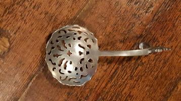 Mooie grote tinnen opengewerkte lepel beschikbaar voor biedingen