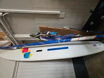 Wind surfplank met mast en mistral zeil beschikbaar voor biedingen
