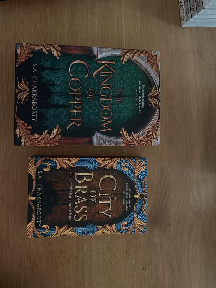 S.A. Chakraborty - Daevabad Trilogie (2 boeken), Boeken, Fantasy, Zo goed als nieuw, Ophalen of Verzenden