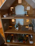 Houten poppenhuis + poppen + inboedel, Ophalen, Gebruikt, Poppenhuis
