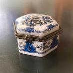 Vintage Porseleinen blauw wit Doosje met Bloemmotief, Ophalen of Verzenden