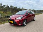 Toyota Yaris 1.5 Hybrid Aspiration 2017 Rood. LED. NAP!, Auto's, 4 cilinders, Origineel Nederlands, 48 €/maand, 1065 kg
