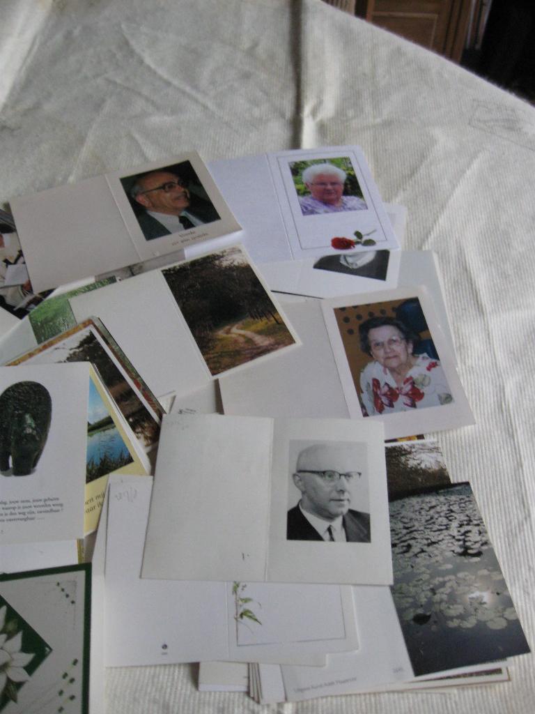 690-693 100 bidprentjes na 1970, Verzamelen, Bidprentjes en Rouwkaarten, Verzenden, Bidprentje