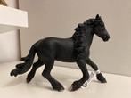 Schleich 13975 Friese Hengst met vaan / label, Ophalen of Verzenden, Zo goed als nieuw, Paard, Beeldje of Figuurtje