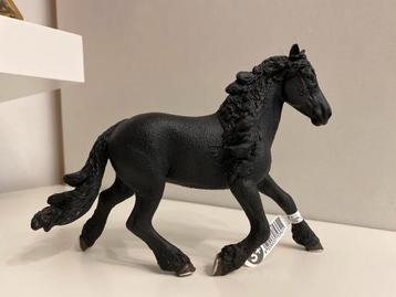 Schleich 13975 Friese Hengst met vaan / label beschikbaar voor biedingen