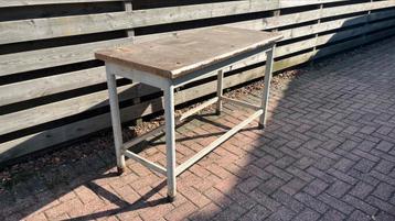 Werkbank met stalen frame beschikbaar voor biedingen