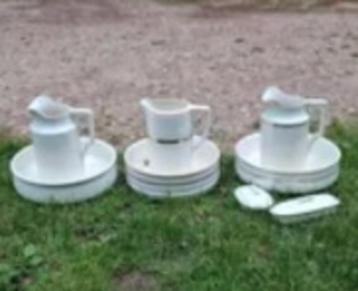 Oude antieke lampetkan lampetset bloemenvaas vaas beschikbaar voor biedingen