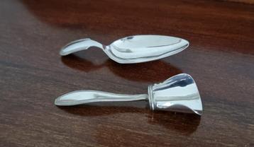 Zilveren theeduim en een zilveren suikerschep beschikbaar voor biedingen