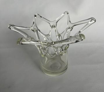 Glazen ‘lattice’ vaas beschikbaar voor biedingen