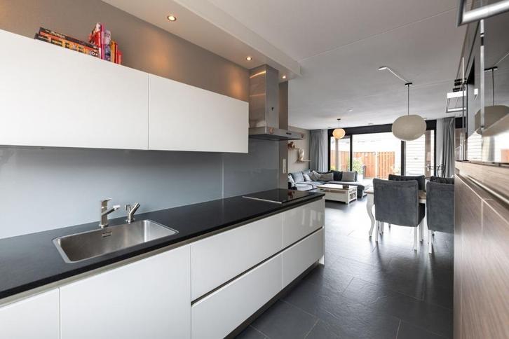 Modern Luxury Kitchen for Sale – As New! Only €3500, Huis en Inrichting, Keuken | Complete keukens, Zo goed als nieuw, Dubbelwandige keuken