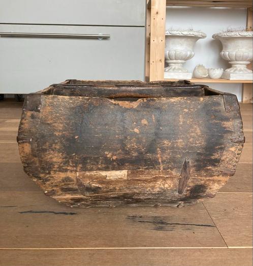 Antieke houten bak met metalen versteviging - Rustiek Decora, Antiek en Kunst, Antiek | Woonaccessoires, Ophalen of Verzenden