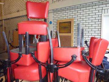 4  Tafels met gietijzeren onderstellen beschikbaar voor biedingen