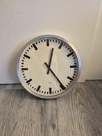 B&W Clocks | Industriële wandklok stationsdesign, Ophalen of Verzenden, Zo goed als nieuw, Analoog, Wandklok