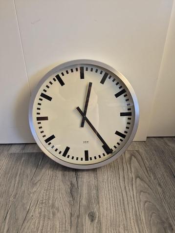 B&W Clocks | Industriële wandklok stationsdesign beschikbaar voor biedingen