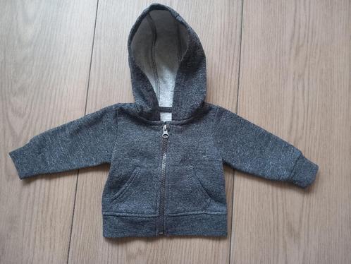 K203 Grijs vestje maat 62, Kinderen en Baby's, Babykleding | Maat 62, Zo goed als nieuw, Jongetje of Meisje, Truitje of Vestje