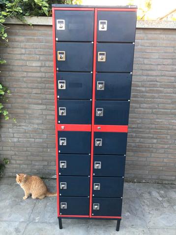 Lockerkast 16 vakken met alle sleutels beschikbaar voor biedingen