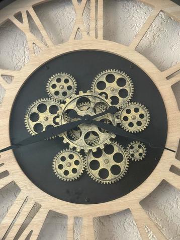 Mooie Wandklok met Tandwielen ( rookvrije omgeving) beschikbaar voor biedingen