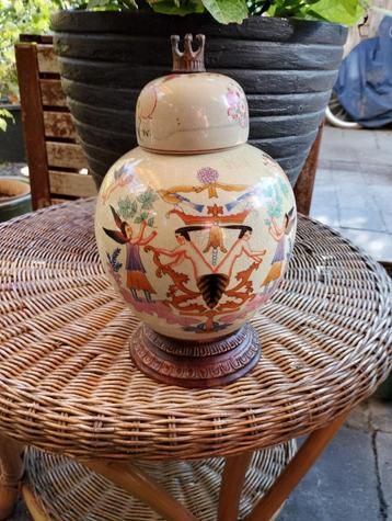 Antieke keramiek pot op bronzen voet en bronzen kroon beschikbaar voor biedingen