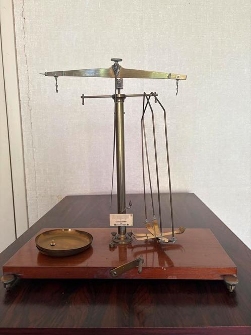 Vintage apothekersweegschaal – messing & hout, Witgoed en Apparatuur, Weegschalen, Gebruikt, Minder dan 10 kg, Ophalen of Verzenden
