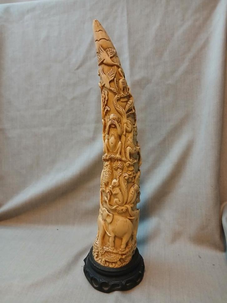 Slagtand, olifantstand van resin, Oosters sierwerk, Antiek en Kunst, Curiosa en Brocante, Ophalen of Verzenden
