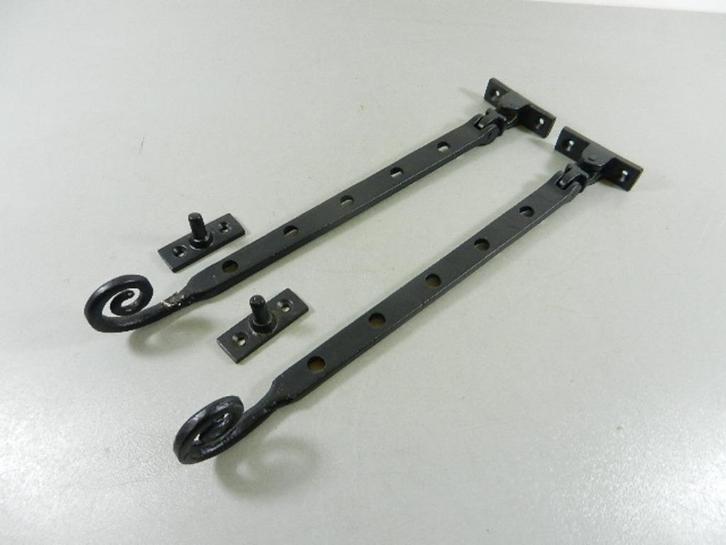 2 Jaren 30 krul raamuitzetters, Doe-het-zelf en Verbouw, Hang- en Sluitwerk, Gebruikt, Overige typen, IJzer, Ophalen of Verzenden