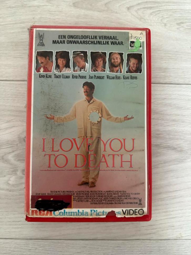 I Love You to Death - Videoband met River Phoenix, Cd's en Dvd's, VHS | Film, Gebruikt, Komedie, Ophalen of Verzenden